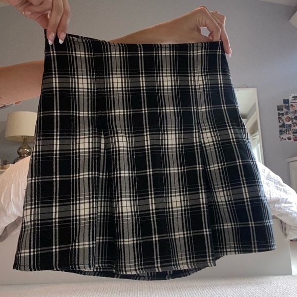 Pleated plaid skirt from Brandy Melville - Picture 2 of 4